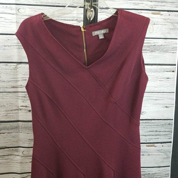 Roz & Ali plum sleeveless vneck stretchy dress 10 - Picture 2 of 8